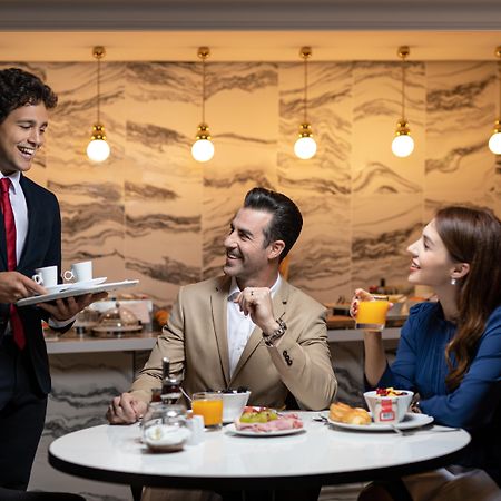 La Clef Champs-Elysees Paris By The Crest Collection Eksteriør bilde A butler serving guests at the lounge
