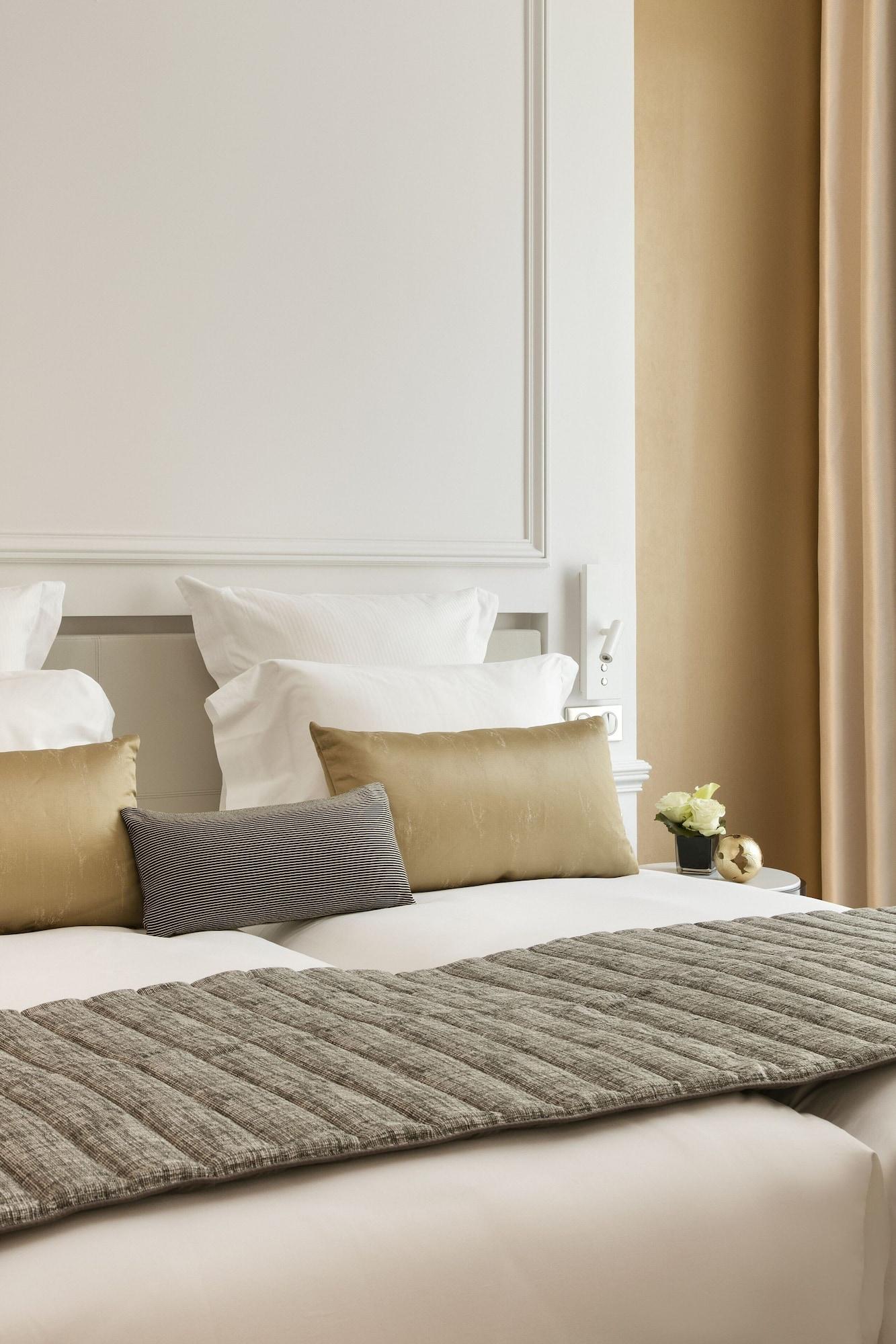 La Clef Champs-Elysees Paris By The Crest Collection Eksteriør bilde A bed with cushions
