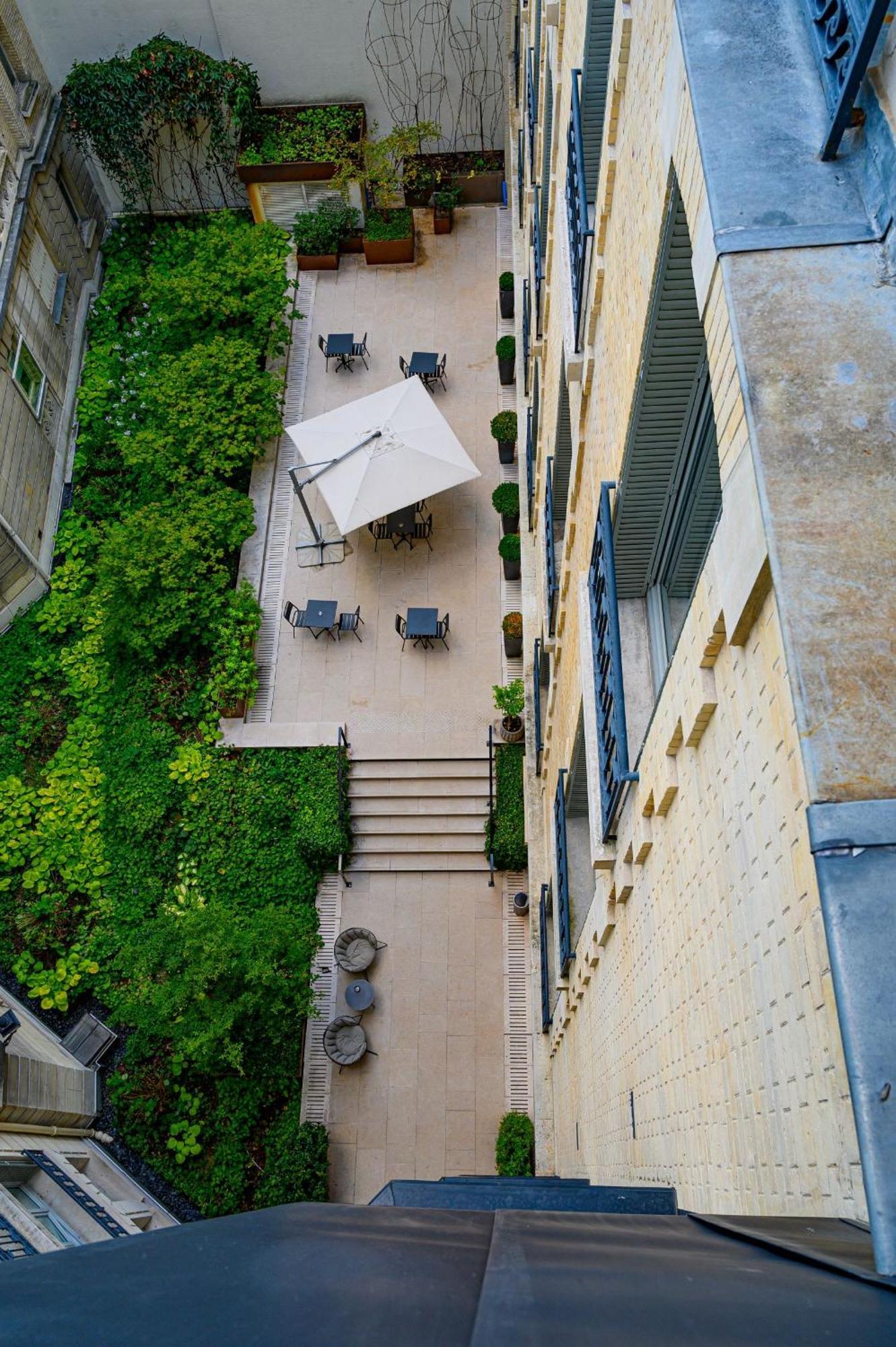 La Clef Champs-Elysees Paris By The Crest Collection Eksteriør bilde The courtyard of the hotel