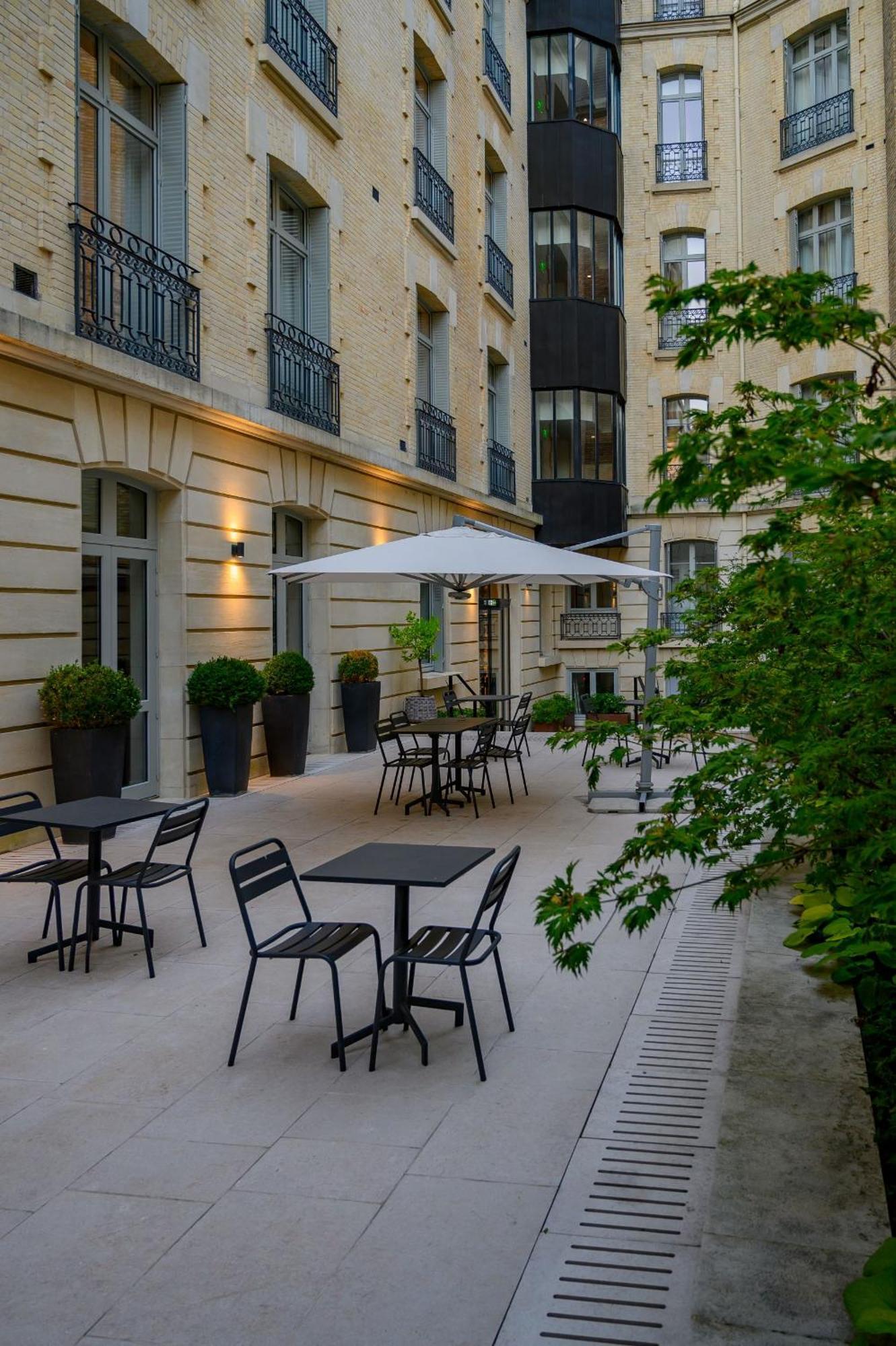 La Clef Champs-Elysees Paris By The Crest Collection Eksteriør bilde The courtyard of the hotel