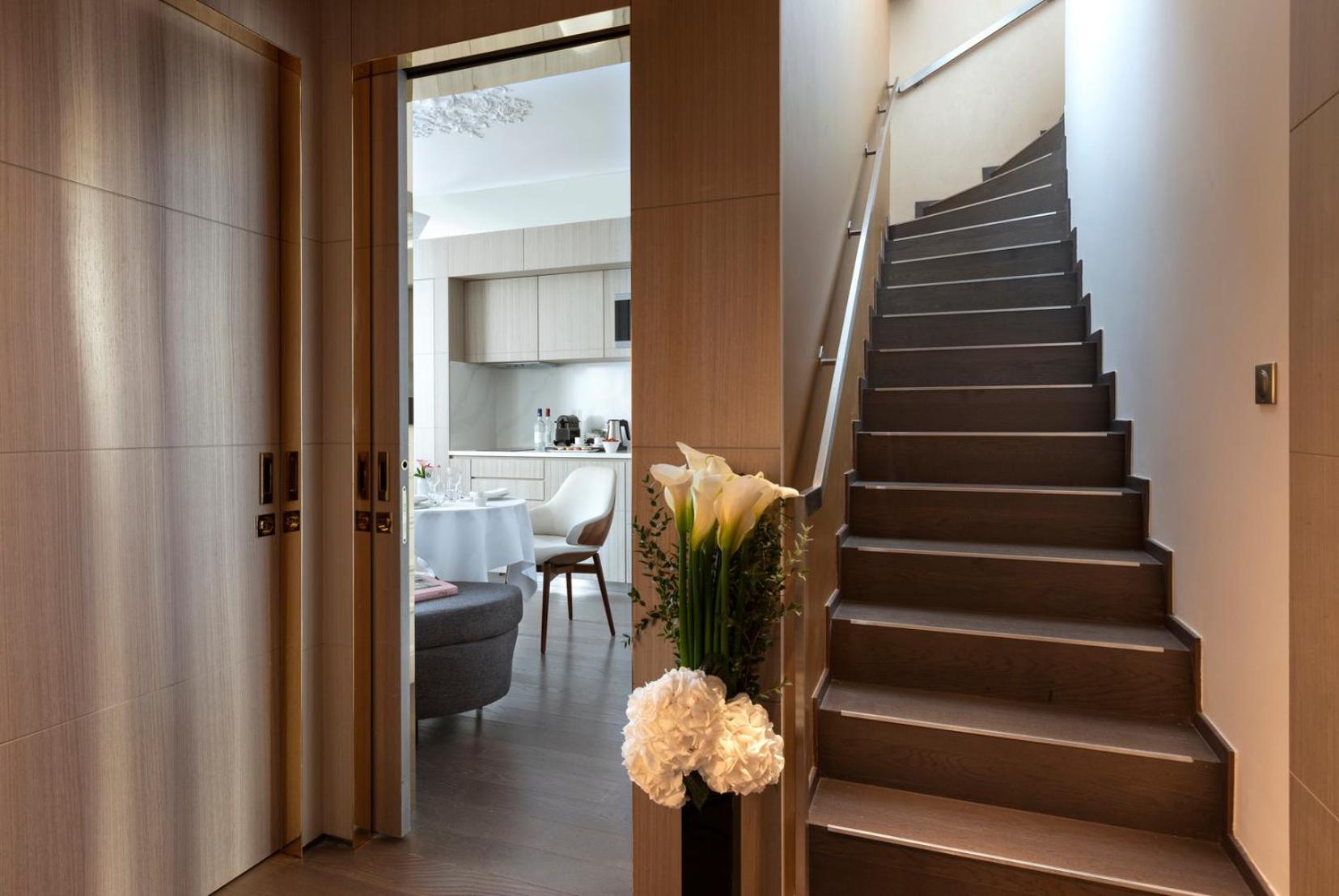 La Clef Champs-Elysees Paris By The Crest Collection Rom bilde A staircase in a house
