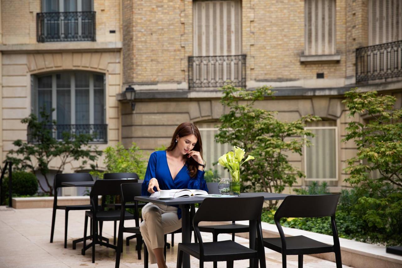 La Clef Champs-Elysees Paris By The Crest Collection Eksteriør bilde A woman working at the French National Archives